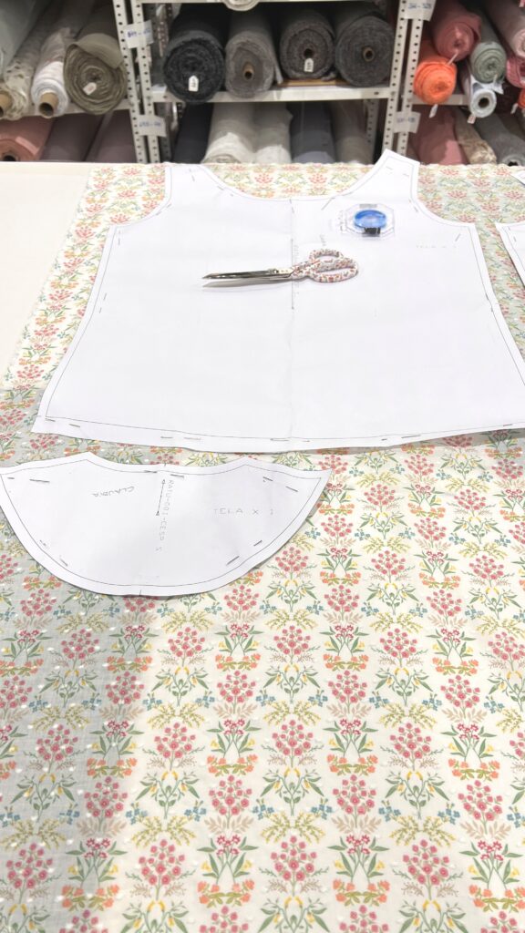 Corta las piezas del patrón y preséntalas encima de la tela.